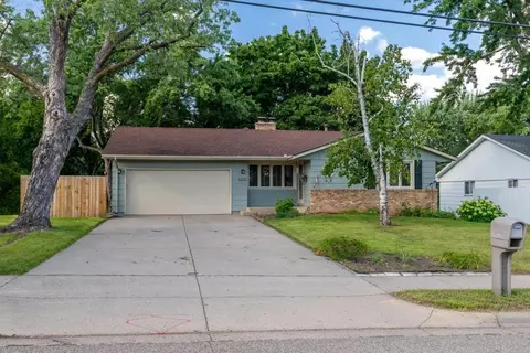 5224 W 70th St, Edina, MN 55439
