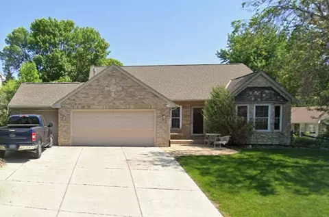 6030 Meadowood Ct, Savage, MN 55378