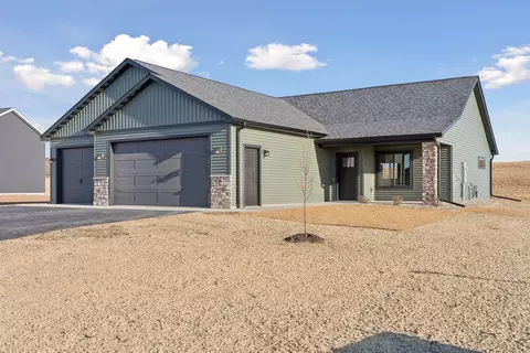 466 Coyote Way, New Richmond, WI 54017