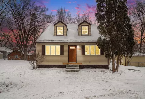 1025 Mahtomedi Ave, Mahtomedi, MN 55115