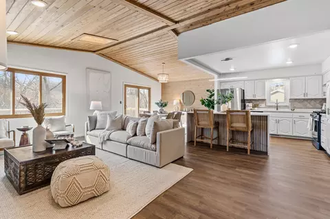 104 Belmont Rd, Apple Valley, MN 55124