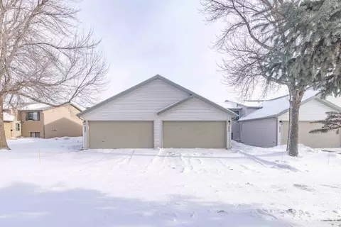 2832 32nd St S, Moorhead, MN 56560