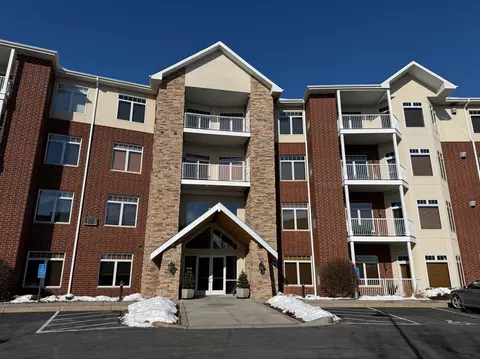 1776 Stieger Lake Ln #111, Victoria, MN 55386
