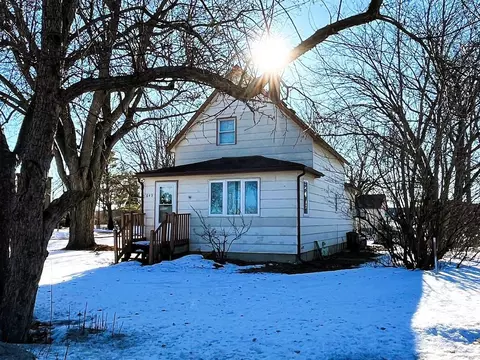 643 1st Ave E, Cambridge, MN 55008