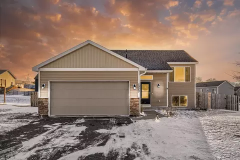 1020 Fox Xing, Young America, MN 55397