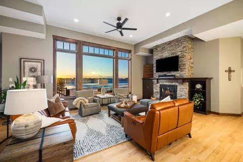 Living - 776 Riverbend Rd, Oxbow, ND 58047 photo 1 of 4