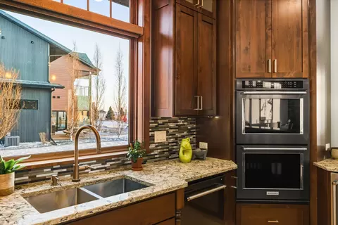Kitchen - 776 Riverbend Rd, Oxbow, ND 58047 photo 3 of 7