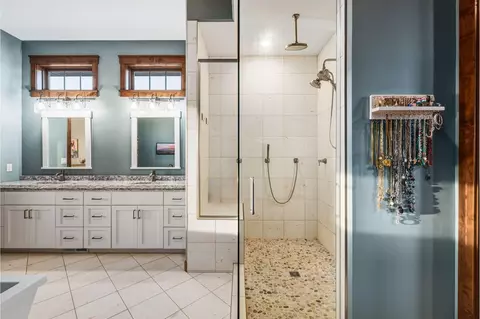 Bath - 776 Riverbend Rd, Oxbow, ND 58047 photo 3 of 10