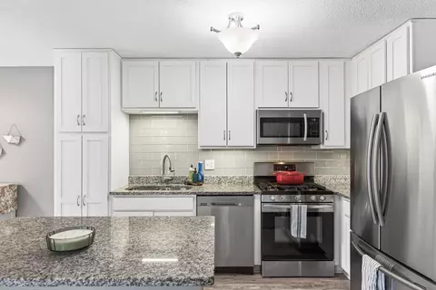 10381 Balsam Ln, Eden Prairie, MN 55347