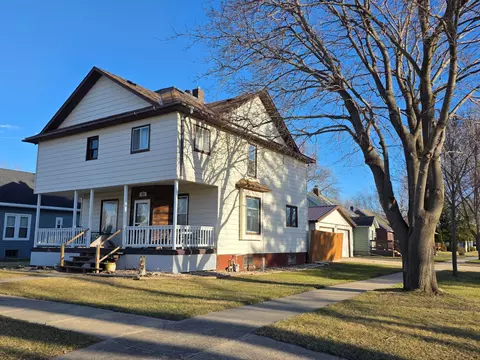 702 4th St SE, Pipestone, MN 56164