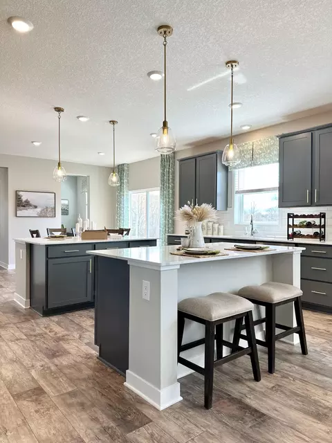 1634 Oak Creek Dr, Chaska, MN 55318