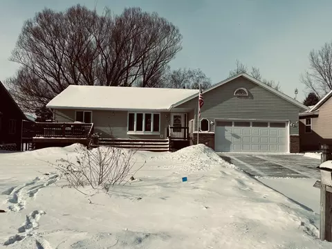 370 7th St SW, Plainview, MN 55964