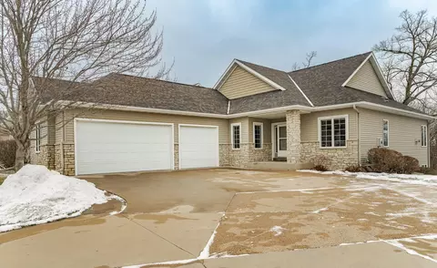 1532 Salem Ct SW, Rochester, MN 55902