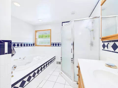 Bath - 4340 Rustic Pl, Shoreview, MN 55126 photo 2 of 7