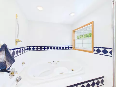 Bath - 4340 Rustic Pl, Shoreview, MN 55126 photo 3 of 7