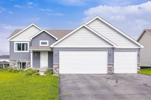 933 Cobblestone Ln, Belle Plaine, MN 56011
