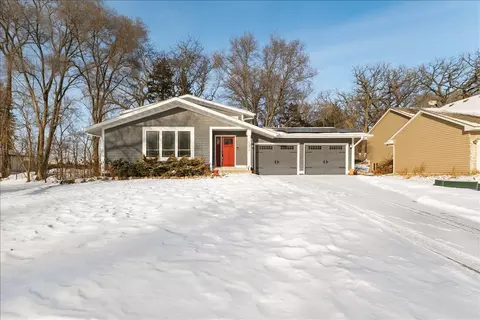 1075 Sherren St W, Roseville, MN 55113