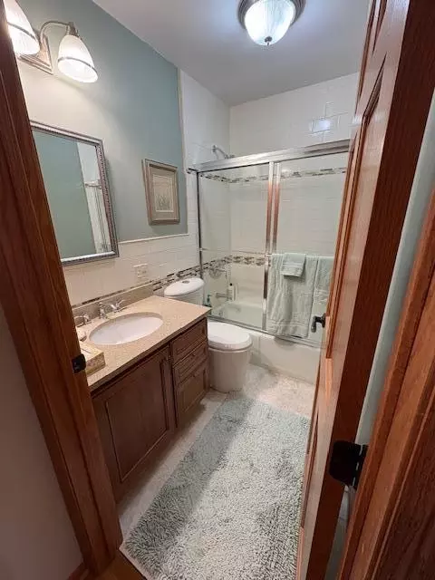 Bath - 407 Eichelberger Ave, Montevideo, MN 56265 photo 2 of 2