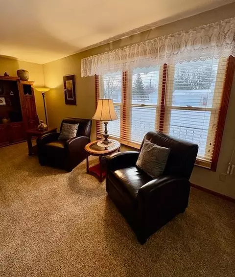 Living - 407 Eichelberger Ave, Montevideo, MN 56265 photo 2 of 4