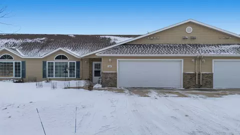 328 30th St N, Moorhead, MN 56560