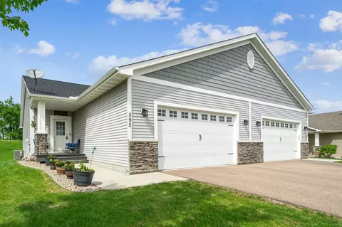 592 Shoreview Ln, Young America, MN 55397