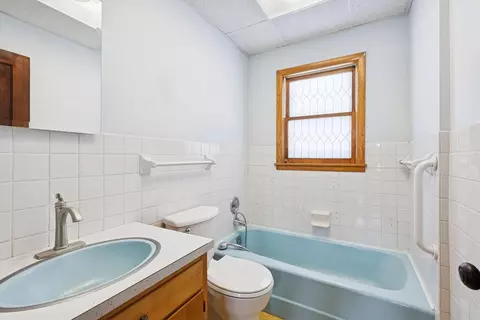 Bath - 6276 Drake Dr, Independence, MN 55359 photo 1 of 3