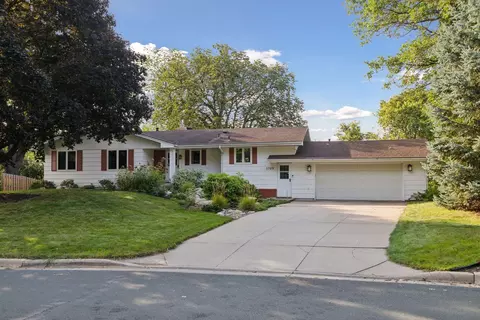 3709 W 104th St, Bloomington, MN 55431