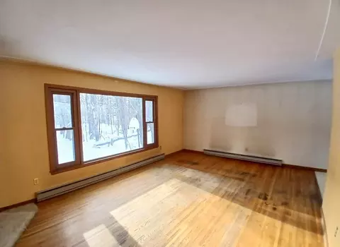Living - 204 Wadena St, Duluth, MN 55803 photo 4 of 8