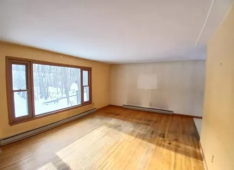 Living - 204 Wadena St, Duluth, MN 55803 photo 3 of 8