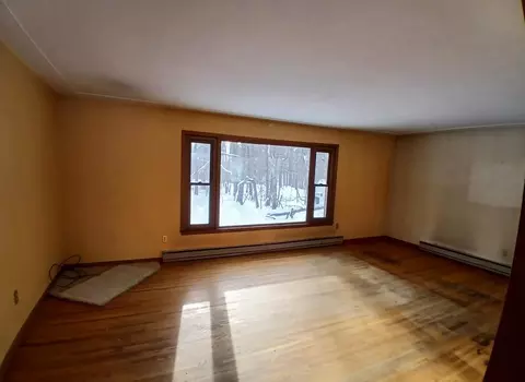 Living - 204 Wadena St, Duluth, MN 55803 photo 5 of 8