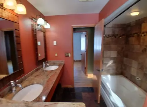 Bath - 204 Wadena St, Duluth, MN 55803 photo 3 of 4