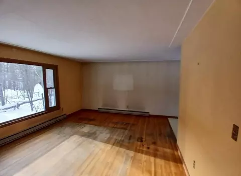 Living - 204 Wadena St, Duluth, MN 55803 photo 2 of 8