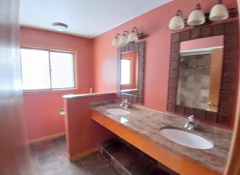 Bath - 204 Wadena St, Duluth, MN 55803 photo 1 of 4