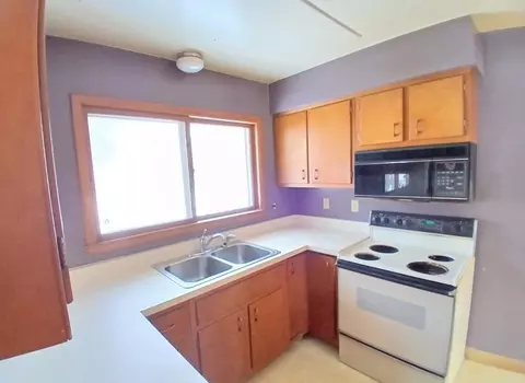 Kitchen - 204 Wadena St, Duluth, MN 55803 photo 2 of 3