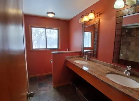 Bath - 204 Wadena St, Duluth, MN 55803 photo 2 of 4