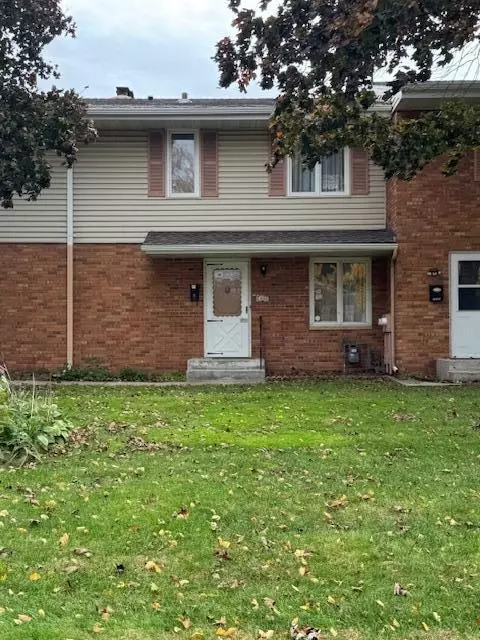 Exterior - 2002 Arkwright St, Maplewood, MN 55117 photo 6 of 8