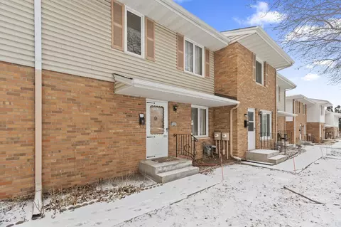 Exterior - 2002 Arkwright St, Maplewood, MN 55117 photo 2 of 8