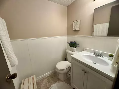 Bath - 2002 Arkwright St, Maplewood, MN 55117 photo 1 of 4
