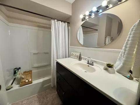 Bath - 2002 Arkwright St, Maplewood, MN 55117 photo 2 of 4