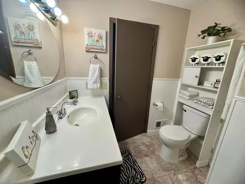 Bath - 2002 Arkwright St, Maplewood, MN 55117 photo 3 of 4