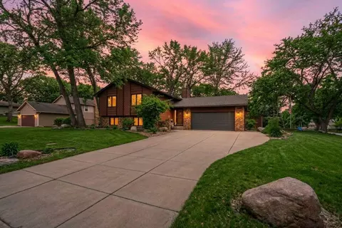 8560 Holland Ave, Apple Valley, MN 55124