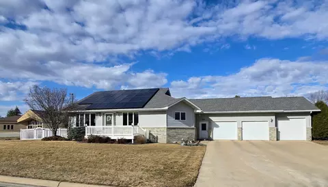 807 8th St SW, Pipestone, MN 56164