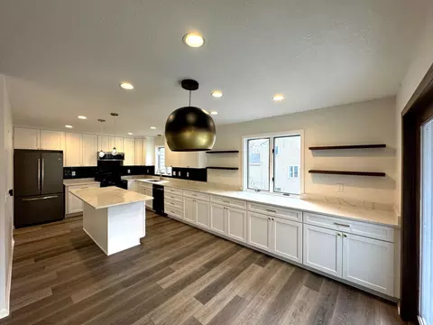442 Oakhill Rd, Chaska, MN 55318