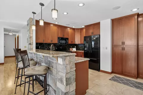 7067 Robinwood Trl, Woodbury, MN 55125