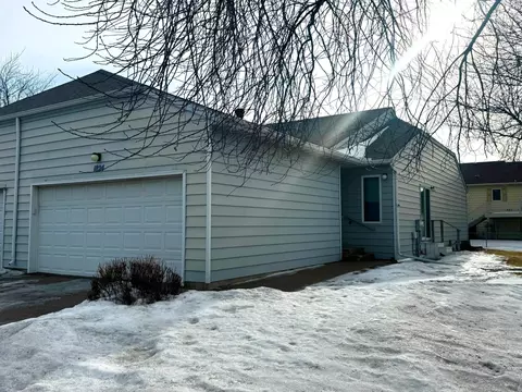 1824 34th St S, Fargo, ND 58103