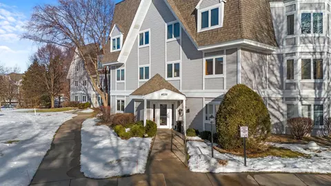 4035 Victoria St N #211, Shoreview, MN 55126