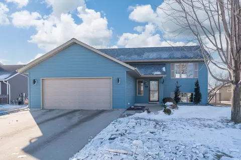 228 Grovebrook Cir, Mankato, MN 56001