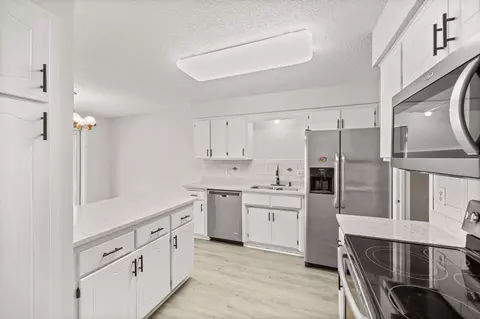 1049 Greenhaven Dr, Vadnais Heights, MN 55127