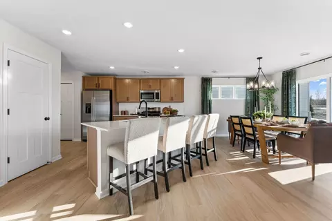 1052 Adamstown Dr, Rosemount, MN 55068