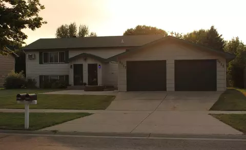 3025 18th St S, Fargo, ND 58103